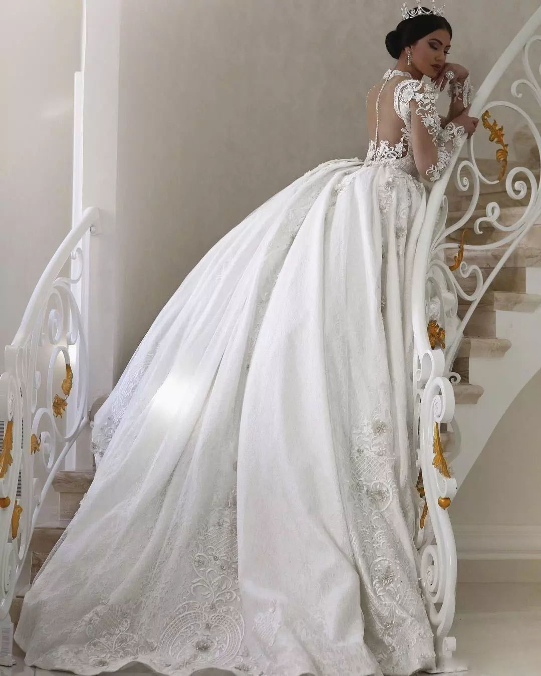 Crystal Beaded Lace Ball Gown Wedding Dress Saudi Arabia Sweetheart Appliqued Bridal Dress Glamorous Dubai Vintage Princess Wedding Dresses