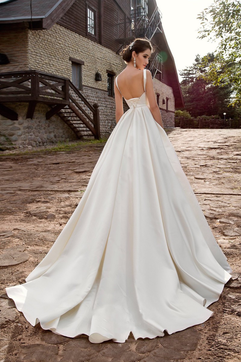 2019 A Line Satin Beach Wedding Dresses Spaghetti Sweep Train Backless Lace Appliques Simple Country Bridal Gowns Custom Made Wedding Dress