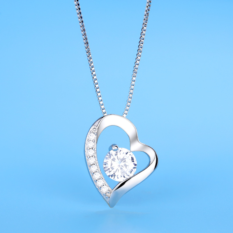 Charming S925 Silver-Plated Heart Shaped Pendant Necklace adorned with Glittering Diamond Crystals