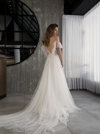 Bohemian Wedding Dresses Spaghetti Lace Applique A Line Tulle Sweep Train Backless Beach Bridal Dress Illusion Cheap Boho Wedding Gowns