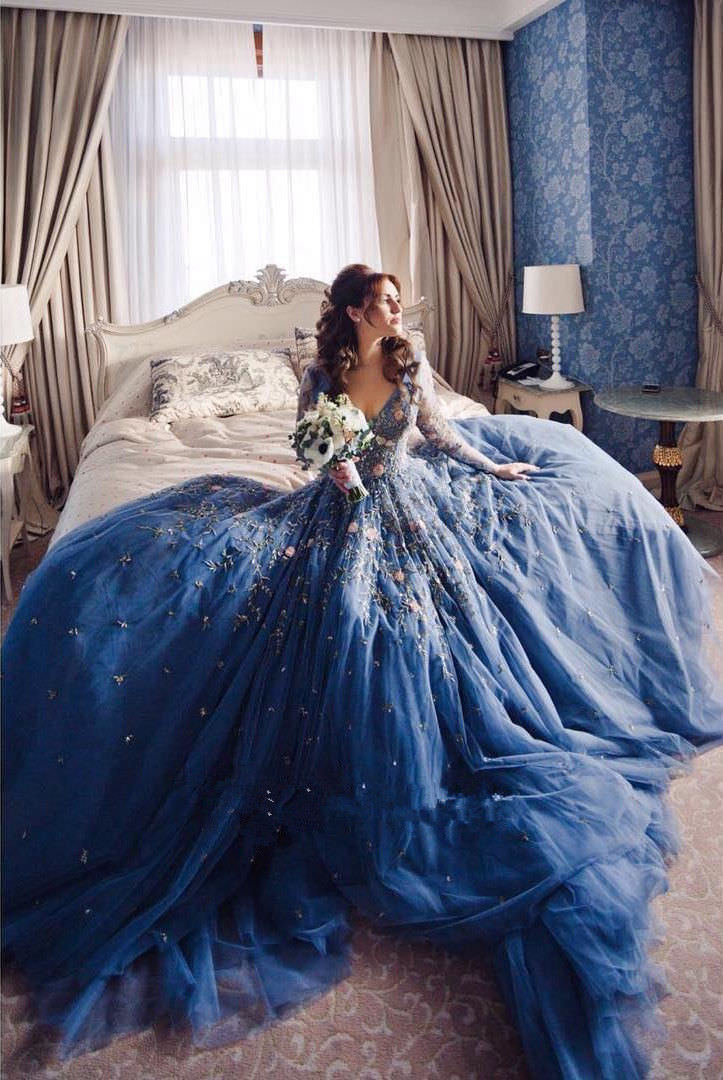 Noble Blue Embroidery Prom Dresses Long Sleeves Deep V Neck Dress Evening Wear Beaded Pageant Formal Dress