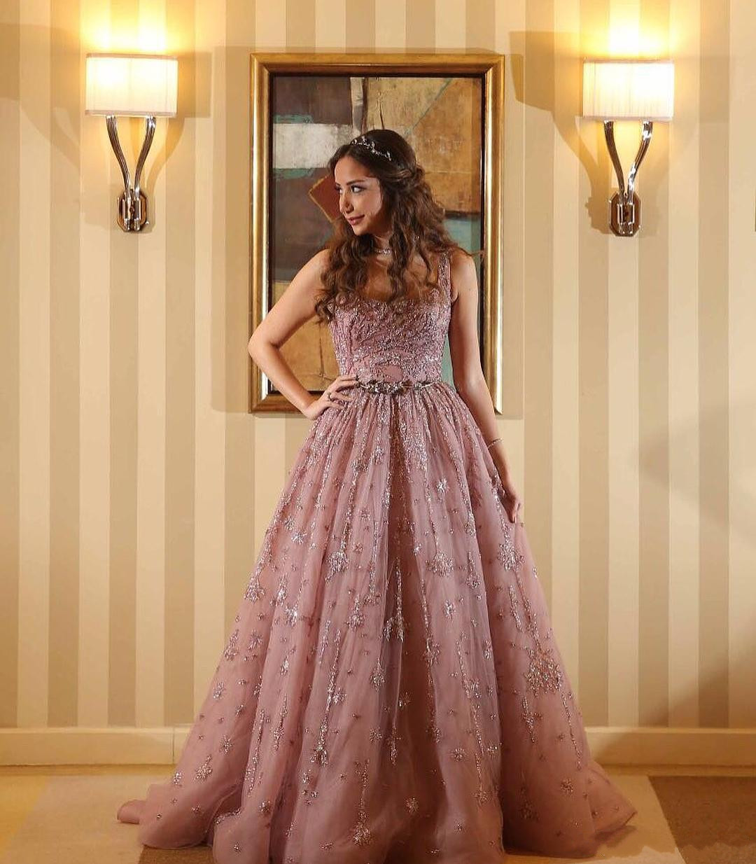 Glamorous Celebrity Dubai Prom Dresses Scoop Neck Sequins Beads Lace Applique Evening Gowns Backless Sash Tulle Sweep Train Party Dress