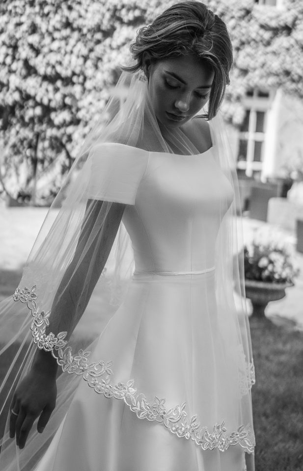 Fashion Satin Dresses Off The Shoulder Short Sleeves Autumn Sweep Train A e Country Garden Bridal Gowns Plus Size Wedding Dress