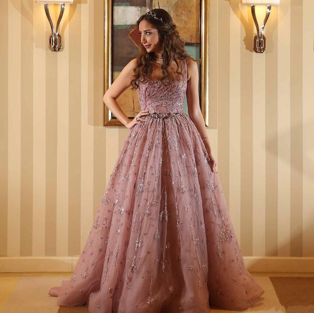 Glamorous Celebrity Dubai Prom Dresses Scoop Neck Sequins Beads Lace Applique Evening Gowns Backless Sash Tulle Sweep Train Party Dress