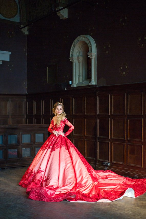Princess Red Dresses Nude Jewel Neck Lace Appliques Beaded Crystal Court Train Long Sleeve Bridal Gowns Satin Wedding Dress
