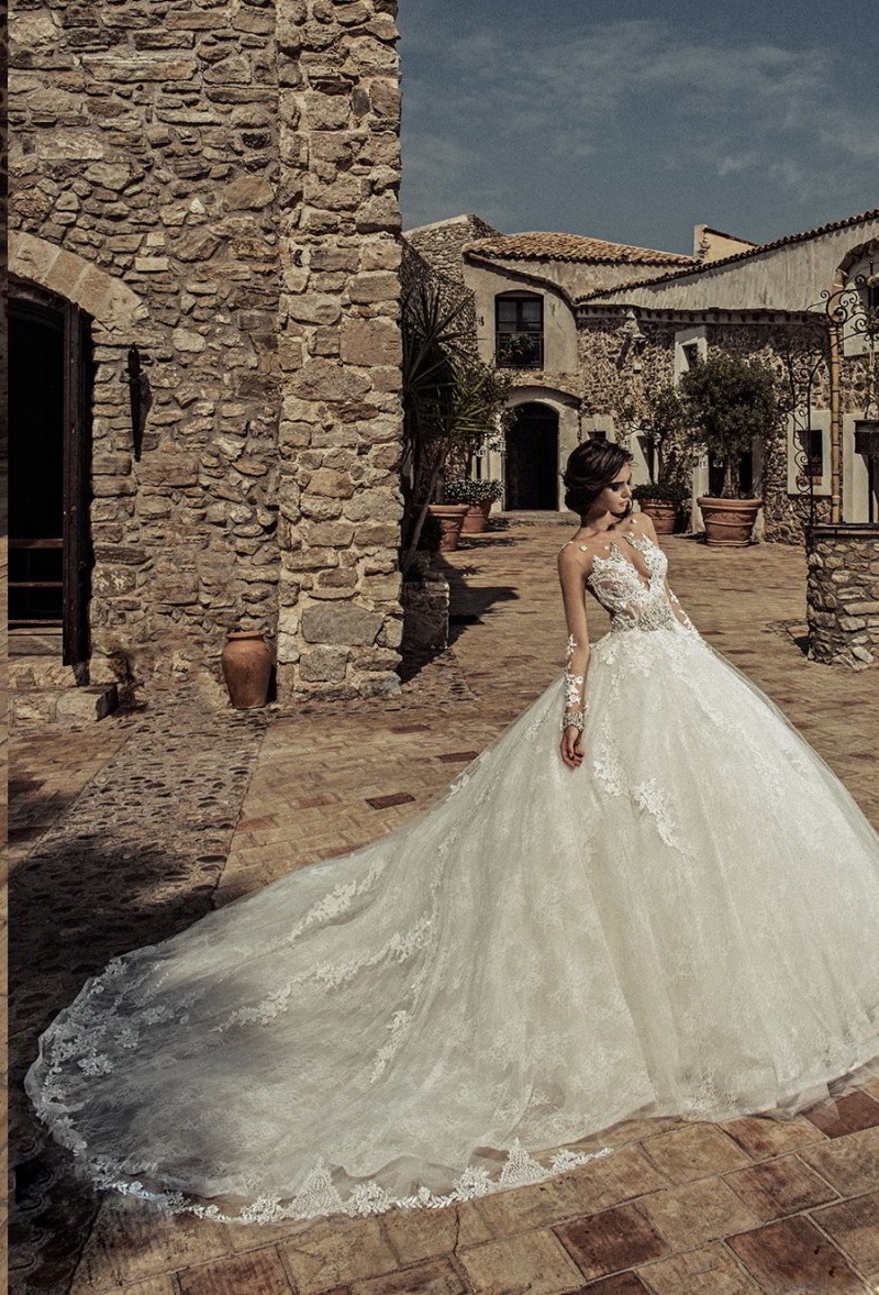 Arab Dubai Lace Ball Gown Wedding Dresses Lace Applique Jewel Neck Beaded Crystal Vintage Bridal Dress Illusion Long Sleeve Wedding Gowns