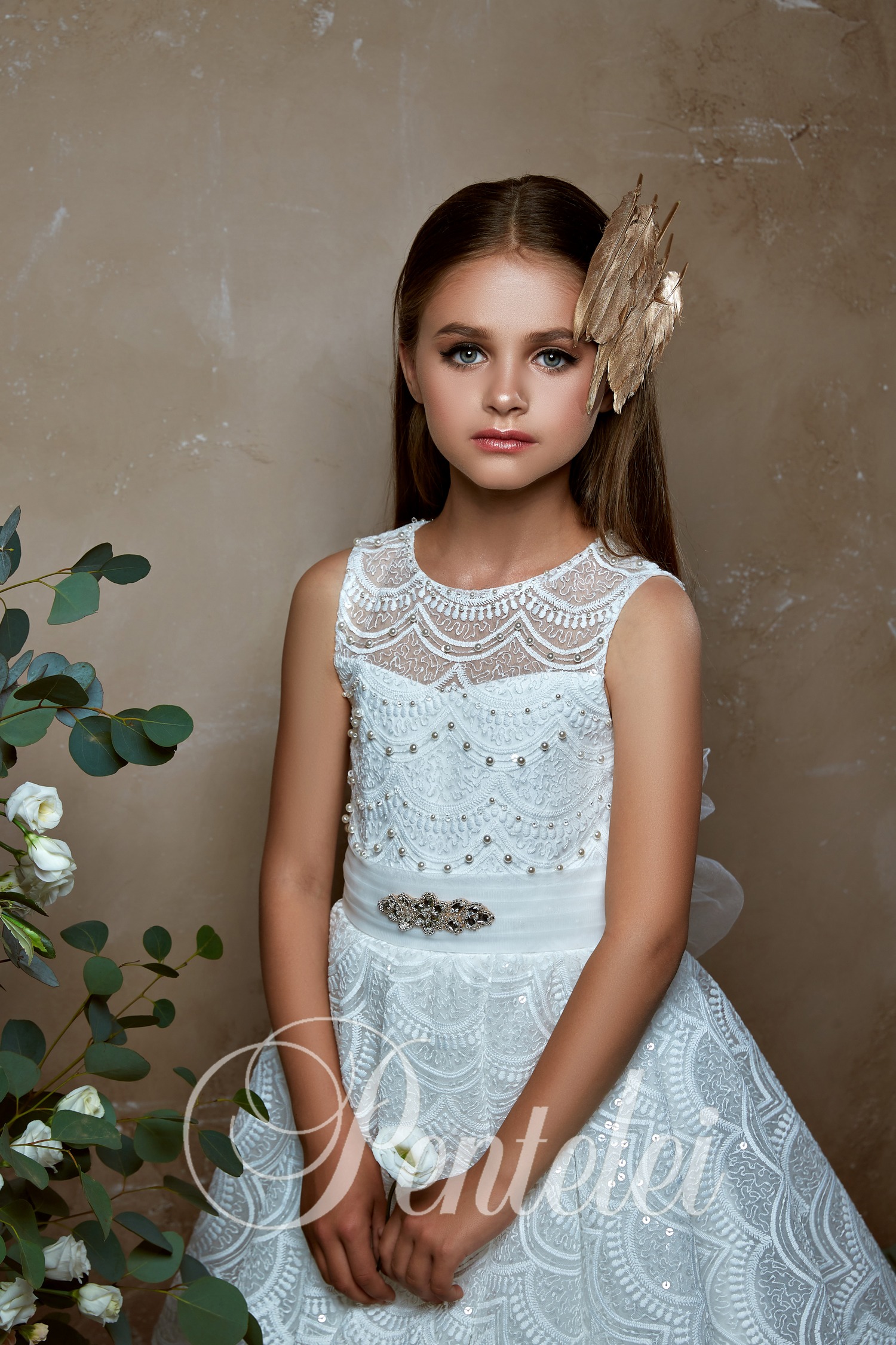Cute Flower Girl Dresses A Line Jewel Neck Sweep Train Sleeveless Lace Girls Pageant Dress With Belt Crystal Pearls Kids Wedding Gowns