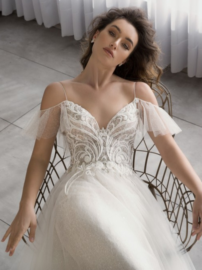 Bohemian Wedding Dresses Spaghetti Lace Applique A Line Tulle Sweep Train Backless Beach Bridal Dress Illusion Cheap Boho Wedding Gowns
