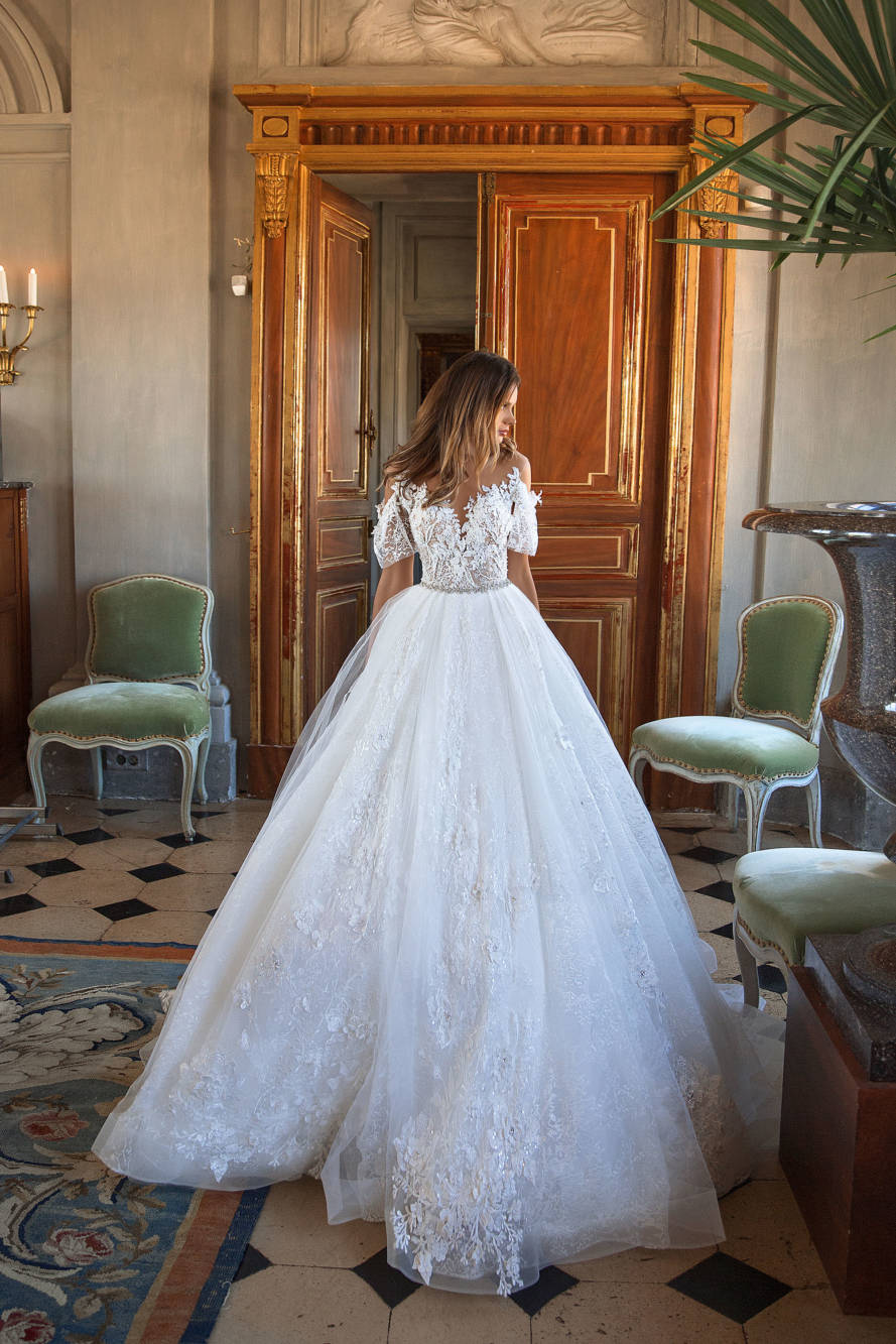 Elegant Country Wedding Dresses Sexy Off The Shoulder A Line Lace Appliques Rhinestone Sash Illusion Plus Size Bridal Gowns White Wedding