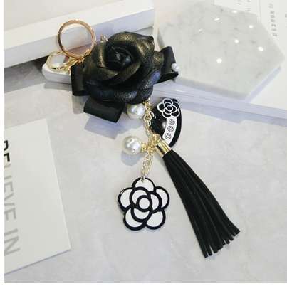 Famous Keyring Black White Leather Camellia Flower Keychain Women Fashion Flower Key Chains llaveros flore Bag Charms