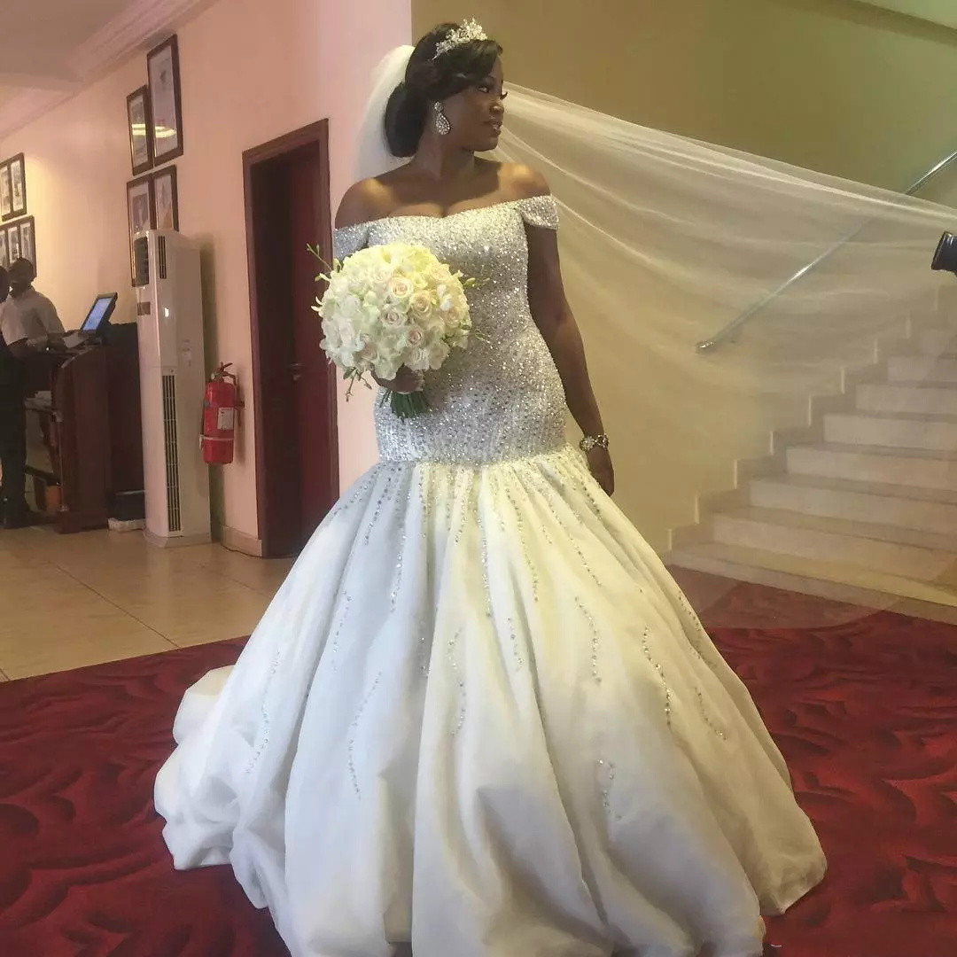 Luxurious Beading Sequins Plus Size Mermaid Wedding Dresses Dubai African Off Shoulder Floor Length Beach Bridal Gowns Sweep Train Dress