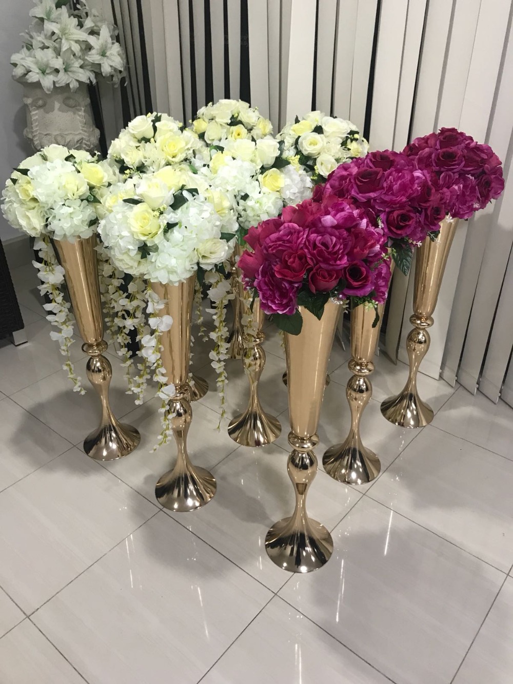 Hot sell Shiny Gold wedding flower vase 75 cm Tall Table Centerpiece Metal Trumpet Vase Flower Holder Stand Wedding Supplies Party Event
Hot sell Shiny Gold wedding flower vase 75 cm Tall Table Centerpiece Metal Trumpet Vase Flower Holder Stand Wedding Supplies Party Event