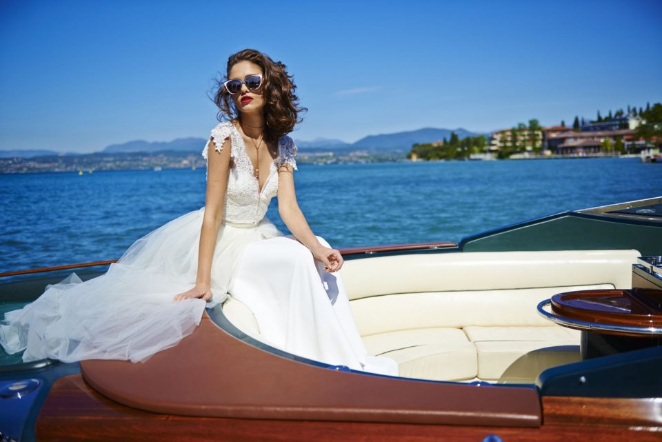 Modest Country Beach Wedding Dresses With Detachable Skirt V Neck Cap Sleeve Bcakless Bridal Gowns Lace Applique Plus Size Wedding Dress