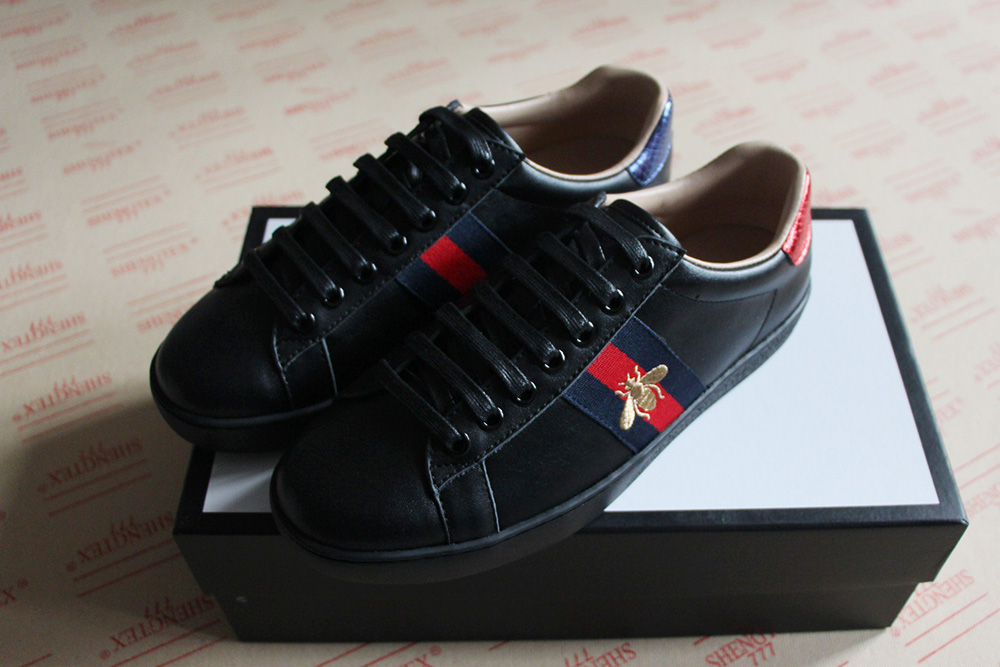 New men women luxury designers sneaker high quality genuine leather black red with bee casual fashion brand shoes for sale man size 38-46, White;red
New men women luxury designers sneaker high quality genuine leather black red with bee casual fashion brand shoes for sale man size 38-46, White;red