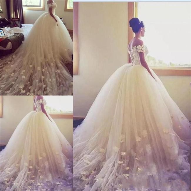 2018 New Sexy Ball Gown Wedding Dresses Off Shoulder Handmade Flowers Appliques Lace Chapel Train Tulle Backless Lace Up Formal Bridal Gowns