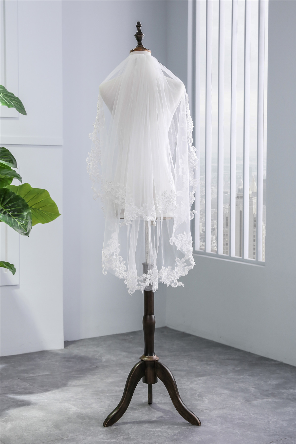 2018 New High Quality White Ivory Wedding Veil Appliques Lace Beaded Bridal Veils Bride Wedding Accessories For Wedding Dresses QC1186
2018 New High Quality White Ivory Wedding Veil Appliques Lace Beaded Bridal Veils Bride Wedding Accessories For Wedding Dresses QC1186