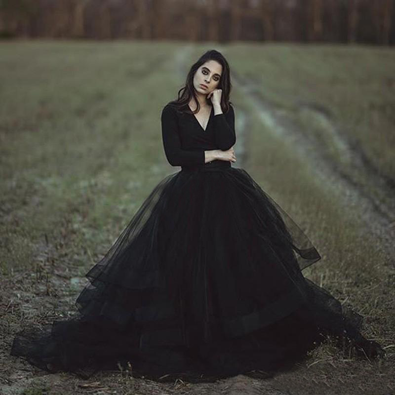Black Rustic Wedding Dresses Ball Gown V Neck Long Sleeve Puffy Tutu Cheap Simple Gothic Bridal Garden Outdoor Wedding Gowns