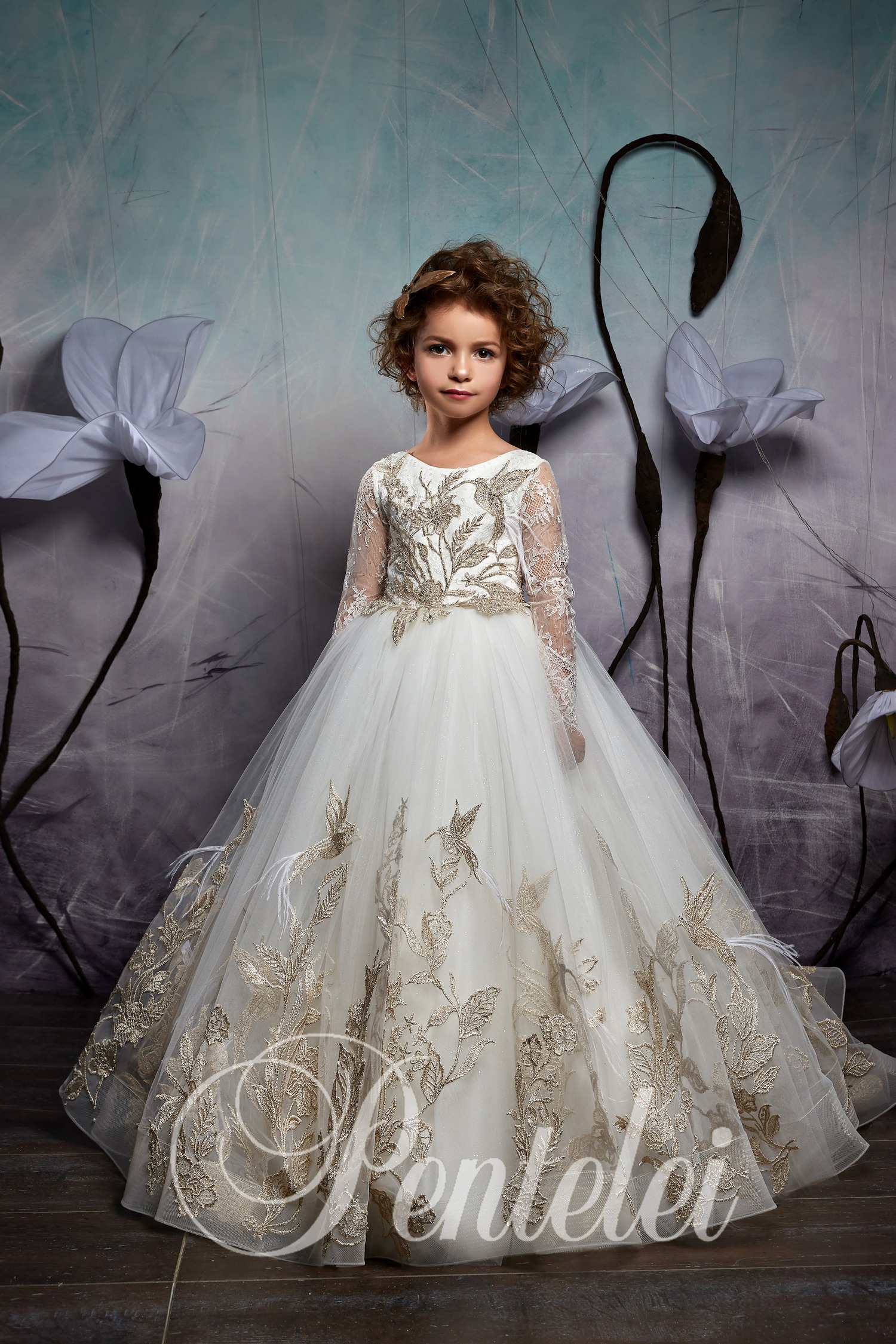 Long Sleeves Flower Girls Dresses With Lace Appliques Feather Jewel Neckline Girl Pageant Dress Sexy Back Birthday Kids Communion Dress