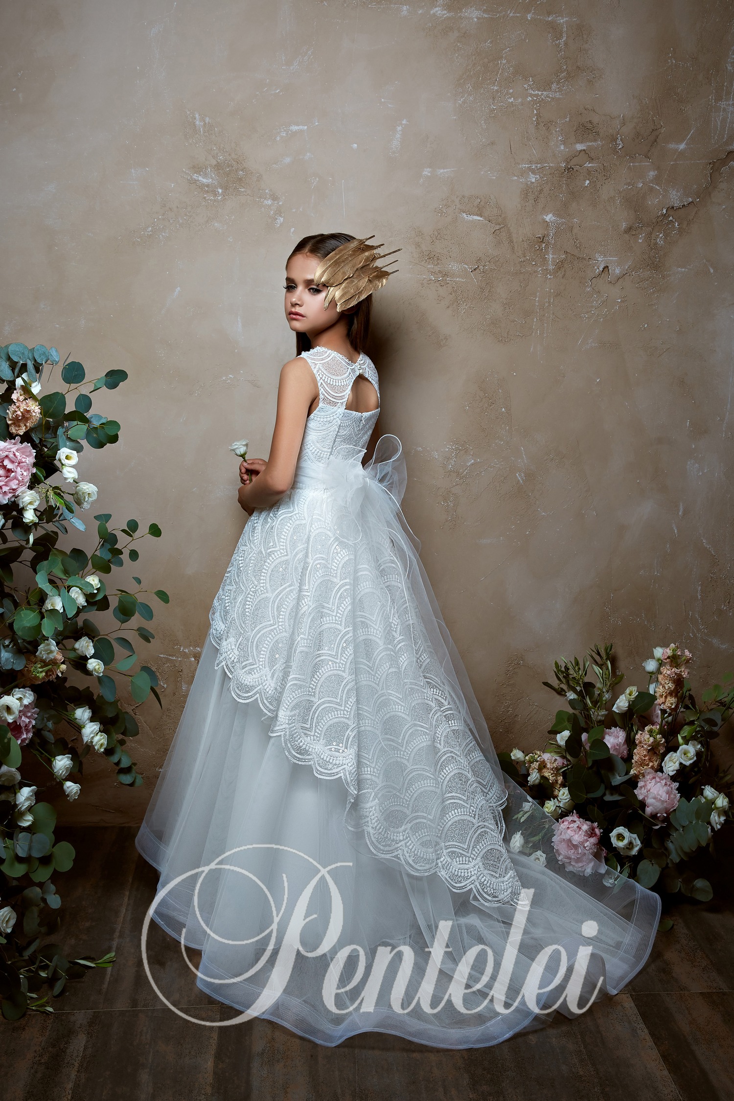 Cute Flower Girl Dresses A Line Jewel Neck Sweep Train Sleeveless Lace Girls Pageant Dress With Belt Crystal Pearls Kids Wedding Gowns