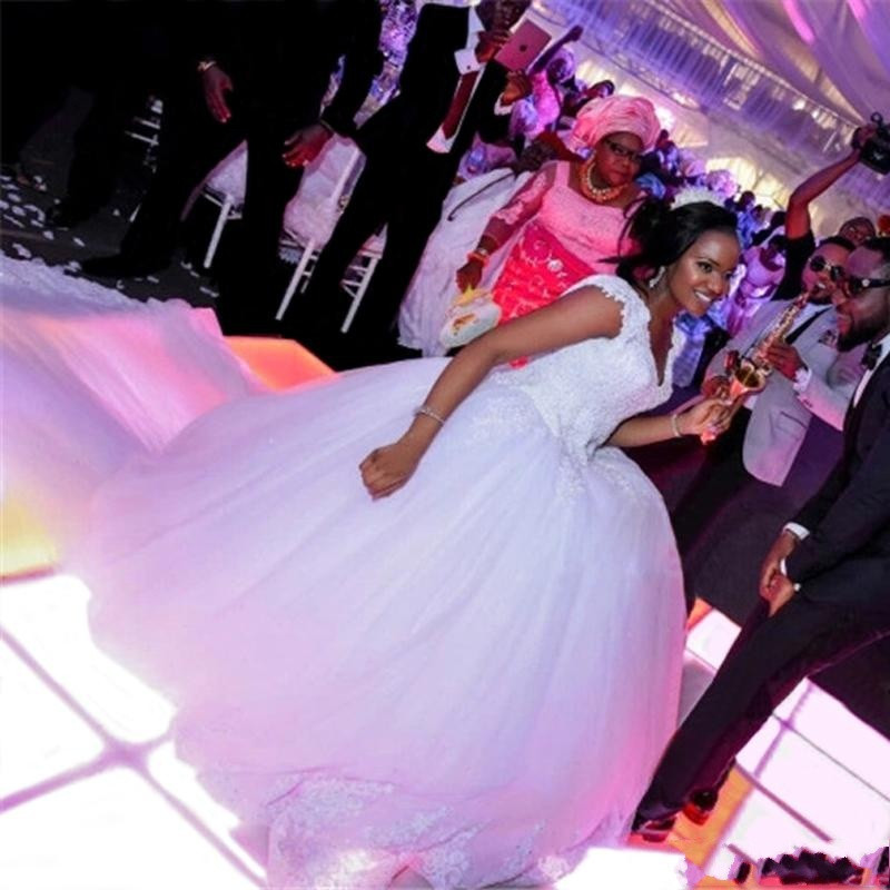 Nigerian New African Ball Gown Dresses Plus Size V Neck Sequined Lace Applique Court Train Tiered Tulle Wedding Dress Bridal Gowns s