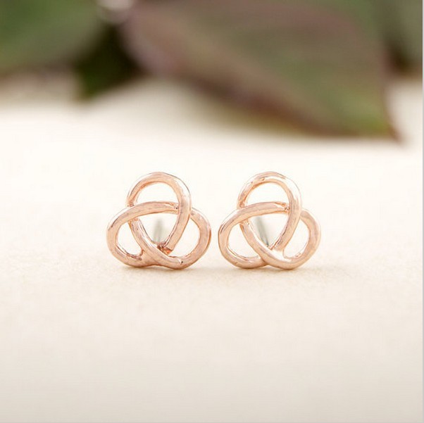 2018 Fashion Connected floriated stud earrings gold silver rose gold Plating stud earrings wholesale free shipping
2018 Fashion Connected floriated stud earrings gold silver rose gold Plating stud earrings wholesale free shipping