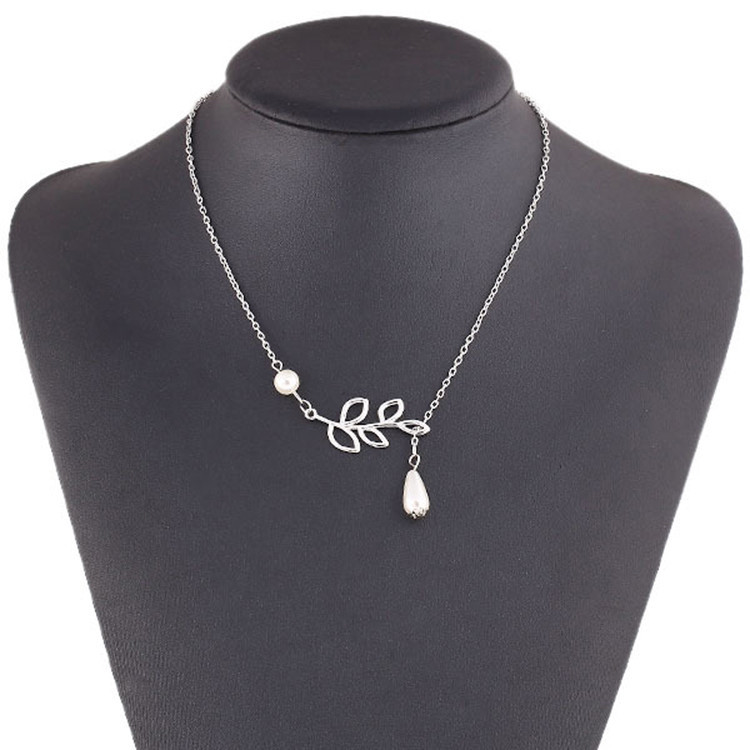 Top Quality Hollow Leaves Shaped Simulated Pearl Women Necklace With Sexy Clavicle Chain Silver Plated Jewelery
Top Quality Hollow Leaves Shaped Simulated Pearl Women Necklace With Sexy Clavicle Chain Silver Plated Jewelery