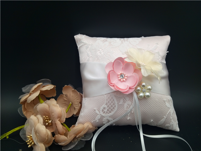 New Wedding Ring Pillow With Ribbons 15x15cm Lace Wedding Ring Holder Marriage Ring Cushion Bearer Wedding Party Decoration A014
New Wedding Ring Pillow With Ribbons 15x15cm Lace Wedding Ring Holder Marriage Ring Cushion Bearer Wedding Party Decoration A014
