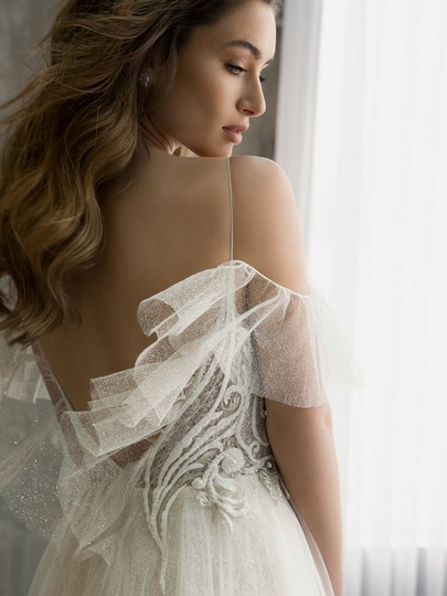 Bohemian Wedding Dresses Spaghetti Lace Applique A Line Tulle Sweep Train Backless Beach Bridal Dress Illusion Cheap Boho Wedding Gowns