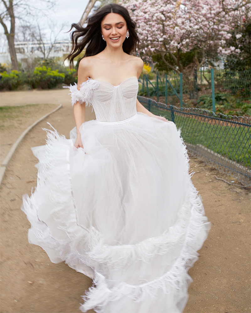 Julie Vino Newest Wedding Dress Off Shoulder Sweetheart Tulle Floral Appliques Tiered Feathers Sweep Train Bridal Gowns