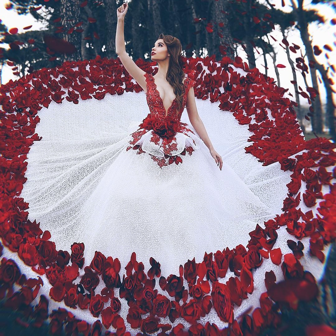 Fascinating 3D Rose Flower Prom Dresses Deep V-Neck Lace Applique Sleeveless White Lace Evening Dresses Gorgeous Handmade Flowers Party Dres