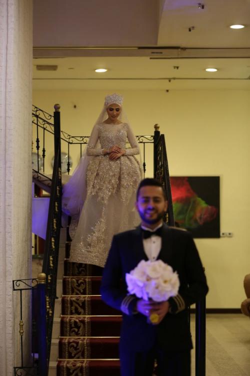 2019 Luxury Wedding Dresses Jewel Neck Lace Appliques Bling Crystal Sequins Beads Dubai Arabic Country Wedding Dress Long Sleeve Bridal Gown