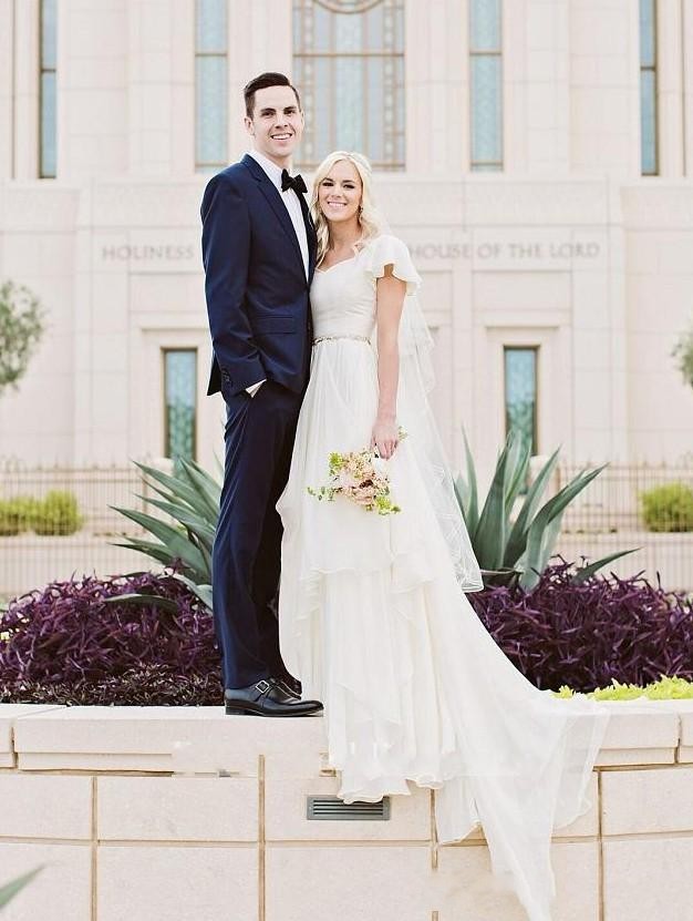 Boho A-line Flowy Beach Wedding Dresses Short Sleeves Beaded Belt Temple 2018 Chiffon Bohemian Bridal Gowns