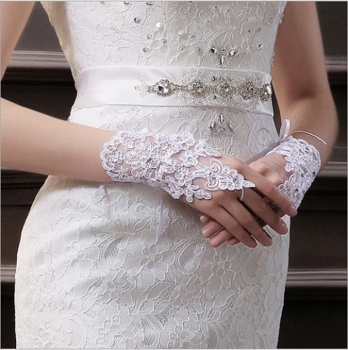 Hot 100% Real Crystal New Arrival Cheap In Stock Lace Appliques Beads Fingerless Wrist Length With Ribbon Bridal Gloves Wedding Accessories