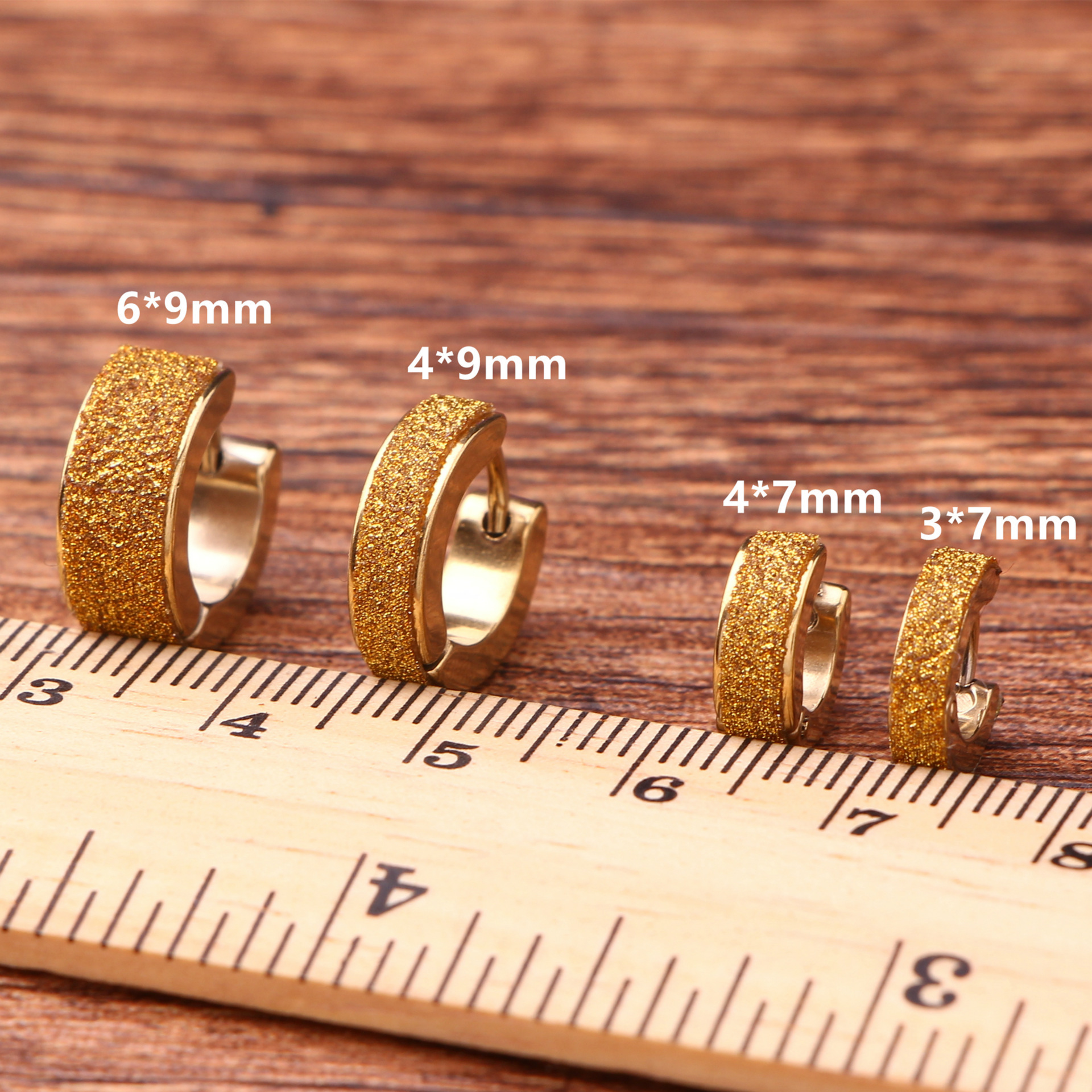 Fashion Design Cool High Quality Shining Gold Plated Huggie Earring for Personality Young Men Women
Fashion Design Cool High Quality Shining Gold Plated Huggie Earring for Personality Young Men Women