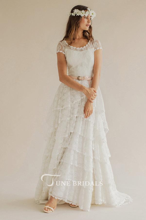 Modest Lace Wedding Dresses Jewel Neck Short Sleeve Tiered Tulle Sweep Train Appliques Country Bridal Gowns Beach Plus Size Wedding Dress