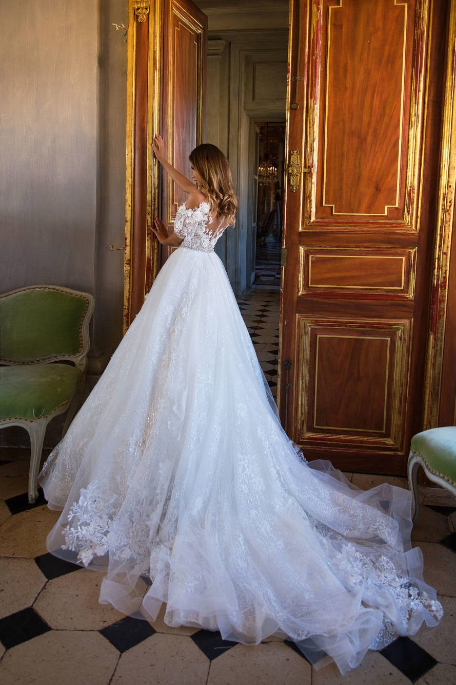 Elegant Country Wedding Dresses Sexy Off The Shoulder A Line Lace Appliques Rhinestone Sash Illusion Plus Size Bridal Gowns White Wedding