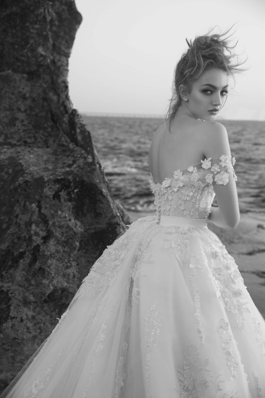 2020 Modest Wedding Dresses with Flowers And 3D Floral Lace in Arabic Middle East Church Long Sleeves Wedding Gown Off Shoulder