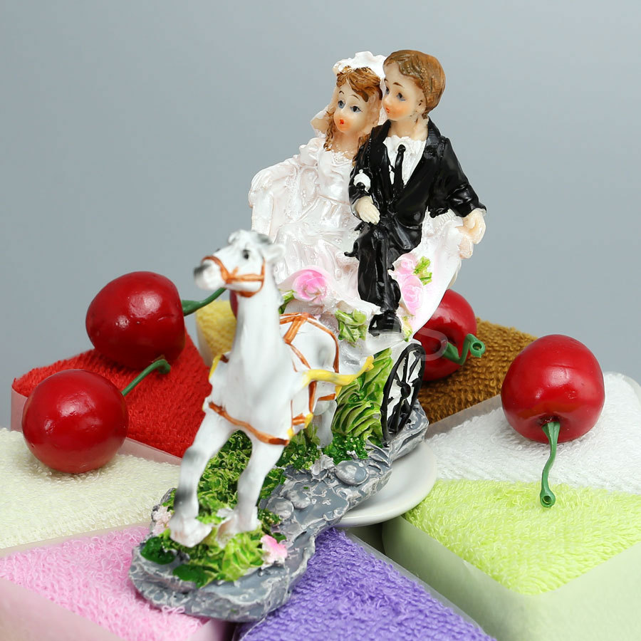 

FEIS Fashion"Groom and Bride Sitting on the carriage" Cake Topper Cake Decoration Wedding Decoration Wedding Accessories Poly Resin Materia, Multi