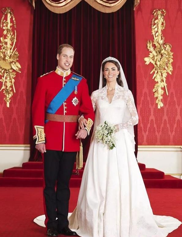 Elegant Kate Middleton Wedding Dress A Line Princess Sheer Long Sleeves V-Neck Lace Appliques Chapel Train Satin Bridal Gowns White Ivory