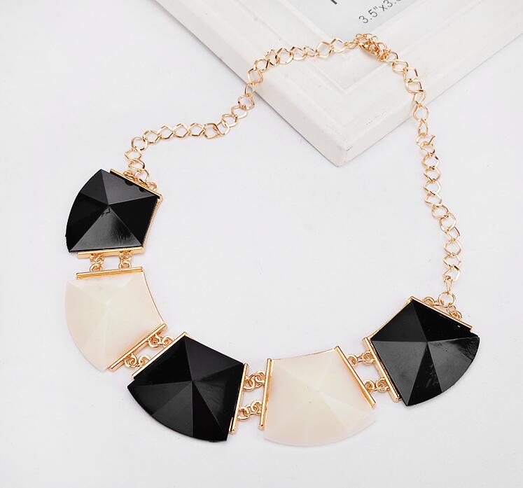 Short style necklace female collarbone exaggerated black and white big square short necklace vintage clothing accessories pendant WQ28