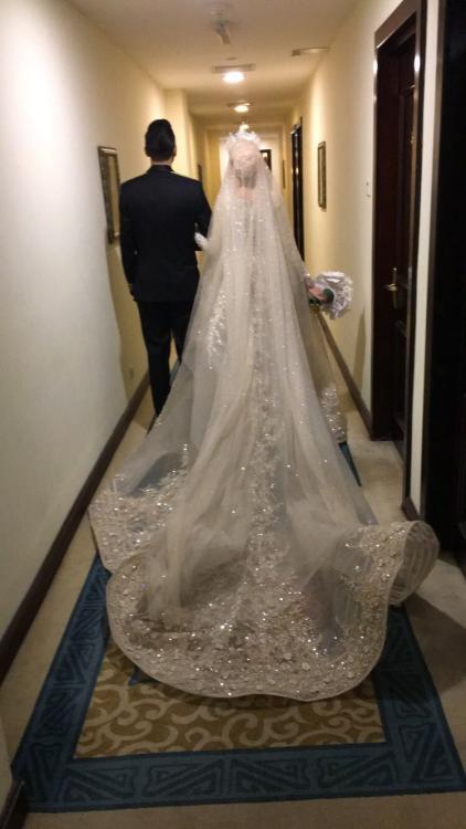 2019 Luxury Wedding Dresses Jewel Neck Lace Appliques Bling Crystal Sequins Beads Dubai Arabic Country Wedding Dress Long Sleeve Bridal Gown