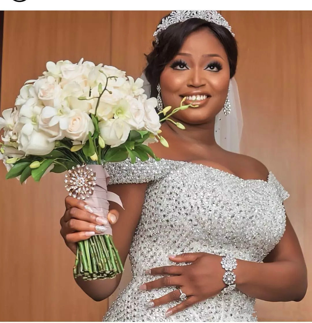 Luxurious Beading Sequins Plus Size Mermaid Wedding Dresses Dubai African Off Shoulder Floor Length Beach Bridal Gowns Sweep Train Dress