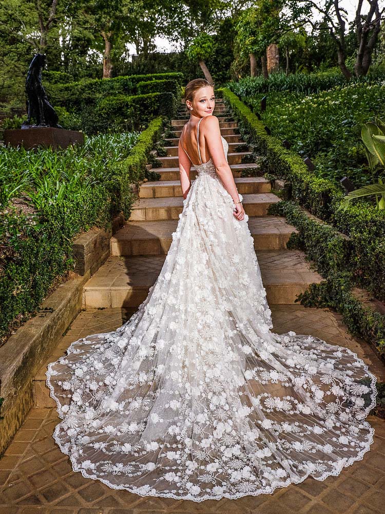 Berta Dresses A e 3D ral Appliques Spaghetti Sexy Backless Country Wedding Gowns Sequins Sweep Train Beach Bridal Dress Plus
