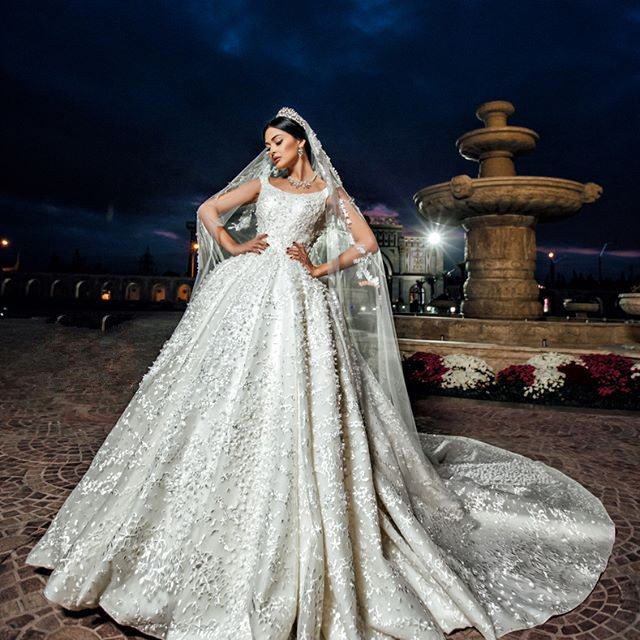 Glamorous Lace Ball Gown Wedding Dresses Elegant Scoop Neckline Sleeveless Lace-Up Birdal Dress 2018 Romantic Sweep Train Wedding Dresses