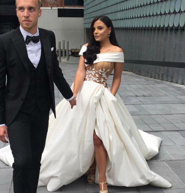 Evening dress Yousef aljasmi Kim kardashian Off-Shoulder Appliqued Split Long dress Almoda gianninaazar ZuhLair murad, Same with picture
Evening dress Yousef aljasmi Kim kardashian Off-Shoulder Appliqued Split Long dress Almoda gianninaazar ZuhLair murad, Same with picture