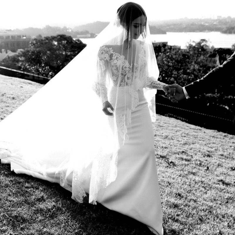 Berta Fashion Mermaid Wedding Dresses With Long Sleeves Sheer Plunging Neck Trumpet Bridal Gowns Appliqued Plus Size Vestido De Novia