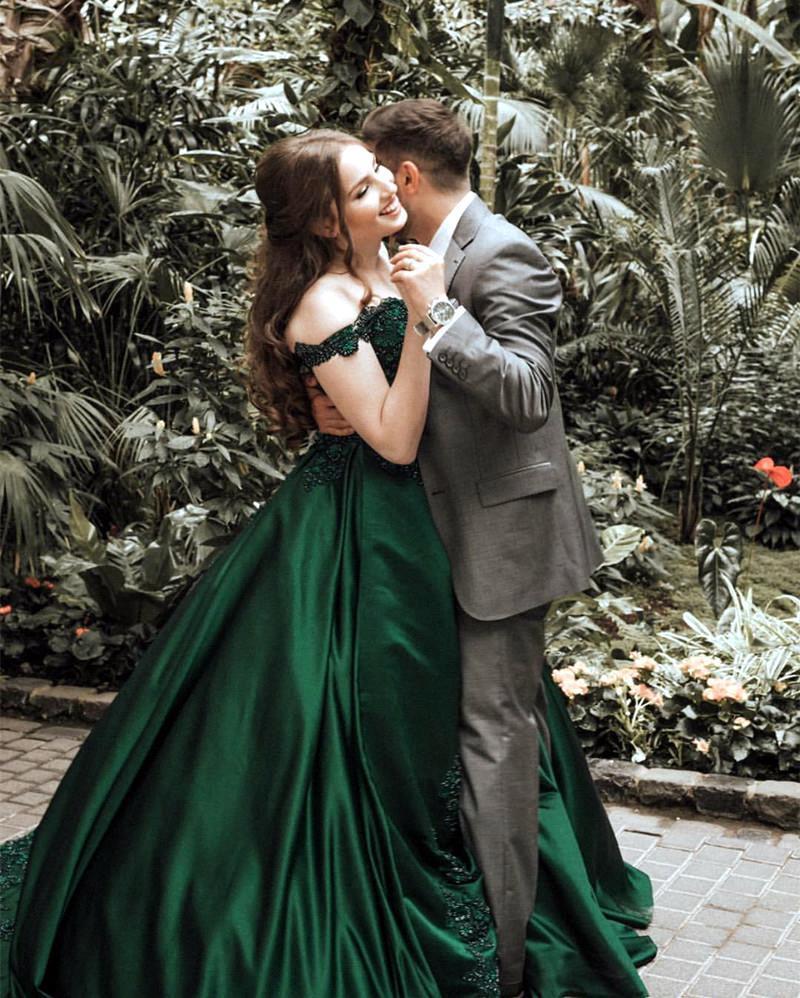 Vintage Off Shoulder Evening Dresses Dark Green Lace Appliques Beaded Princess Prom Dresses Customized Gowns For Formal Events
