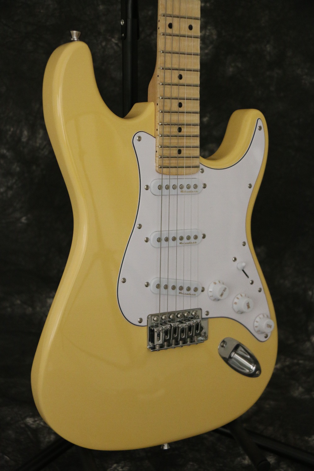 Yngwie Malmsteen Scalloped Fingerboard Big Headstock ST Electric Guitar Sunburst White Cream Yellow,Gold Noiseless Pickup, Tremolo Bridge
Yngwie Malmsteen Scalloped Fingerboard Big Headstock ST Electric Guitar Sunburst White Cream Yellow,Gold Noiseless Pickup, Tremolo Bridge
