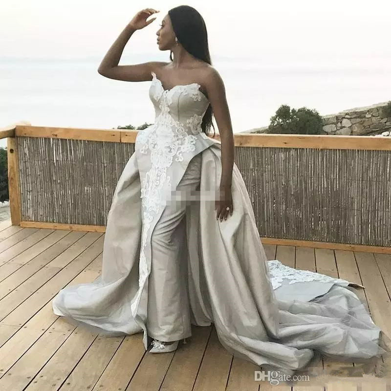 African Silver Plus Size Wedding Dresses With Overskirt Strapless White Lace Appliques Satin Bridal Gowns Arabic Wedding Vestidos Custom
African Silver Plus Size Wedding Dresses With Overskirt Strapless White Lace Appliques Satin Bridal Gowns Arabic Wedding Vestidos Custom