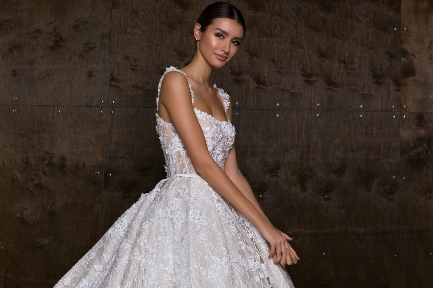 Crystal Design Luxury Wedding Dresses Lace 3D Floral Appliques Square Neck Sweep Train Country Bridal Gowns Sleeveless Plus Size robe de